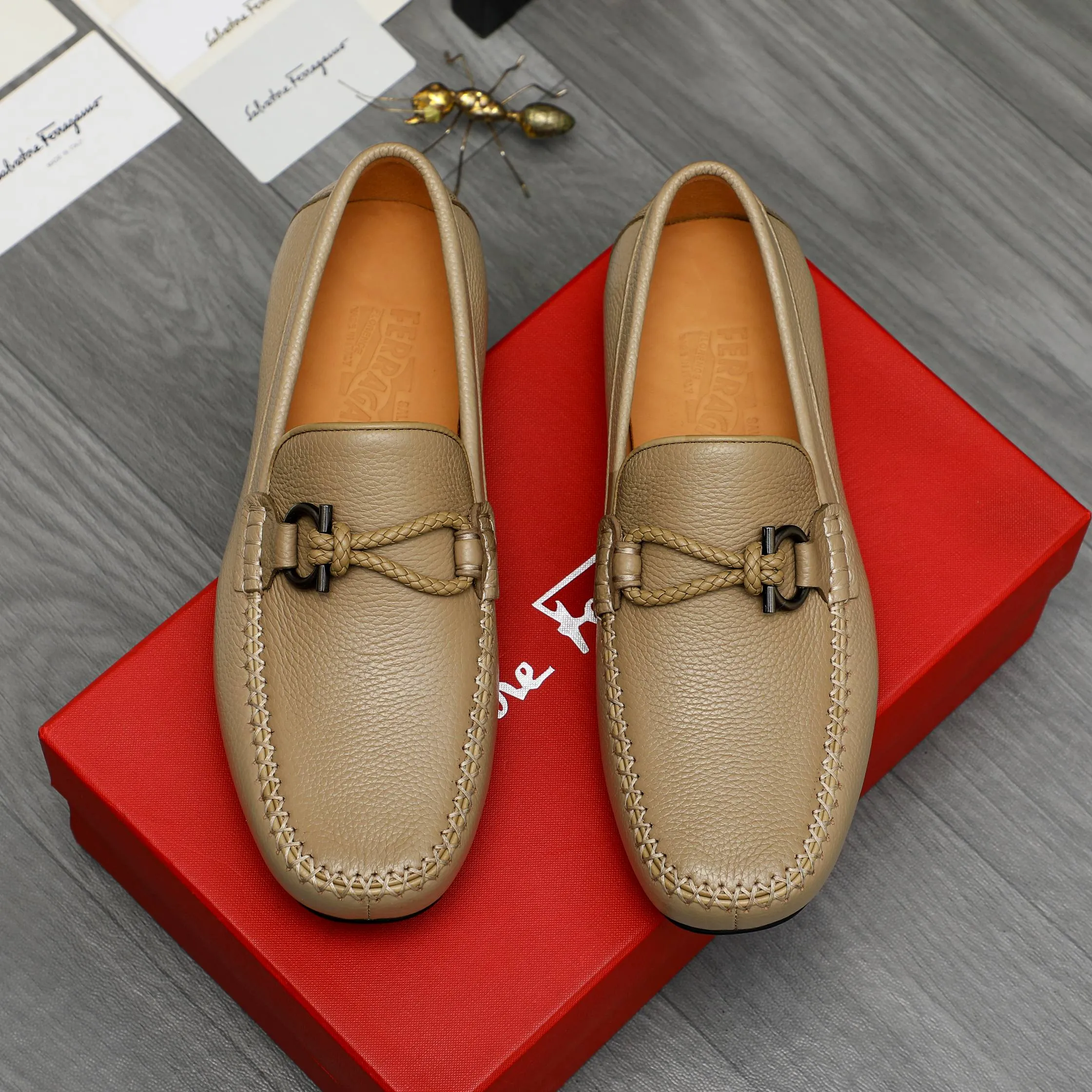 Men's shoes 💰480 Product trademark: Ferragamo "Ferragamo" casual slip-on shoes Regular size: 38-45 (45 is custom-made and non-returnable) Product materials: Selected pebbled cowhide upper, cowhide lining, rubber outsole